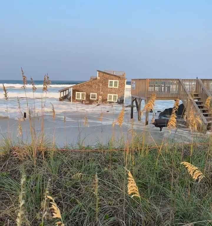 Uragano Ernesto sradica una casa che prende il largo nel mare video