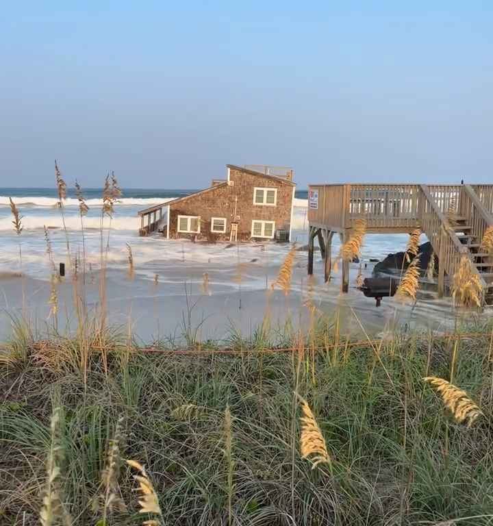 Uragano Ernesto sradica una casa che prende il largo nel mare video