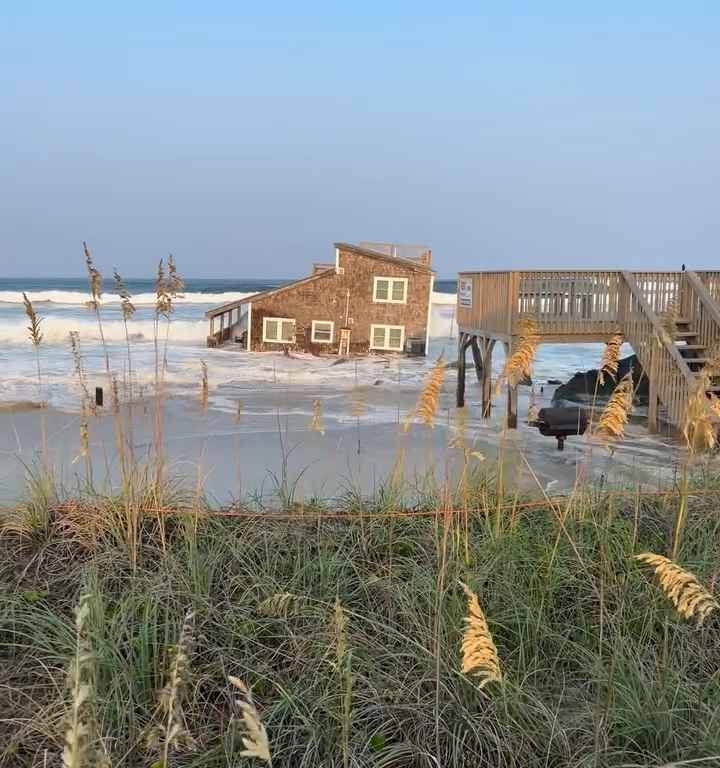 Uragano Ernesto sradica una casa che prende il largo nel mare video