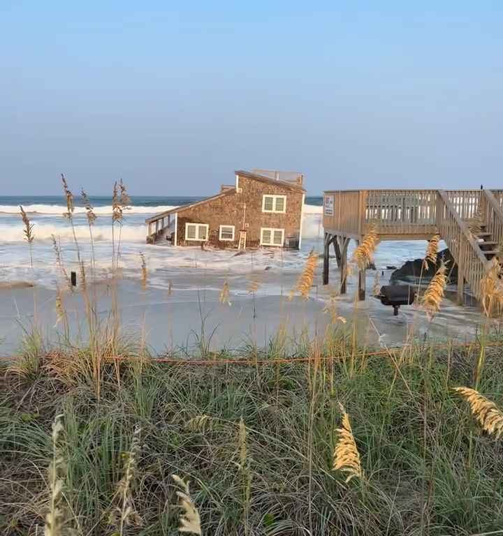 Uragano Ernesto sradica una casa che prende il largo nel mare video