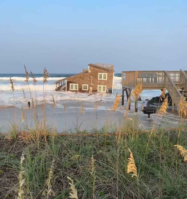 Uragano Ernesto sradica una casa che prende il largo nel mare video