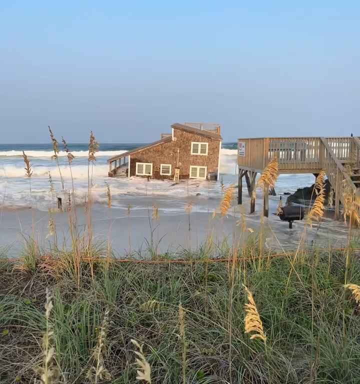 Uragano Ernesto sradica una casa che prende il largo nel mare video