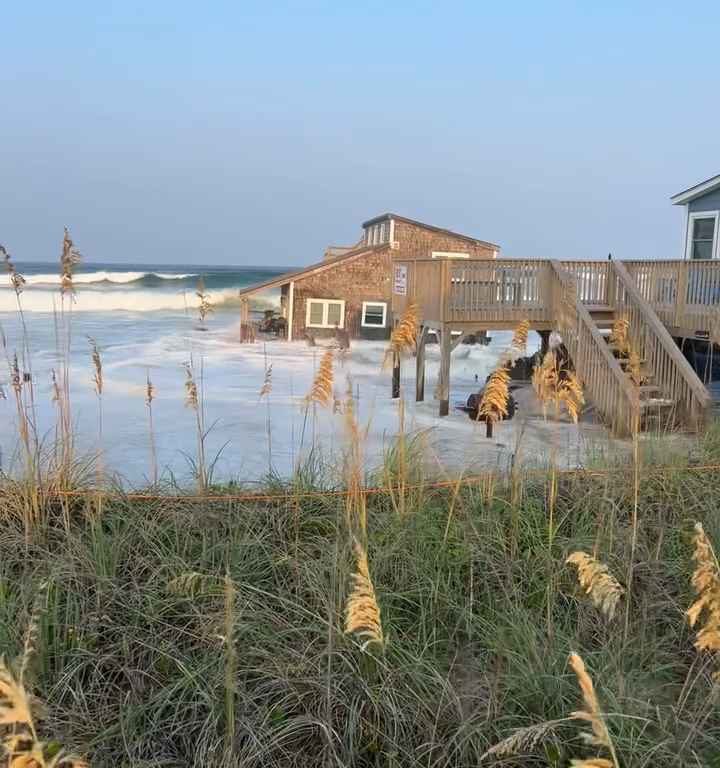 Video: Hurrikan Ernesto entwurzelt ein Haus, das im Meer schwimmt