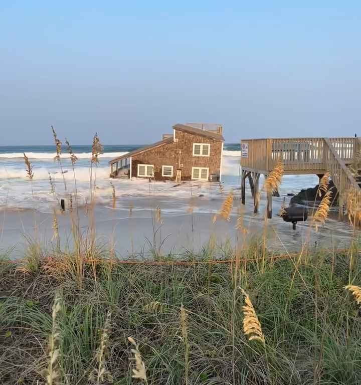 Uragano Ernesto sradica una casa che prende il largo nel mare video