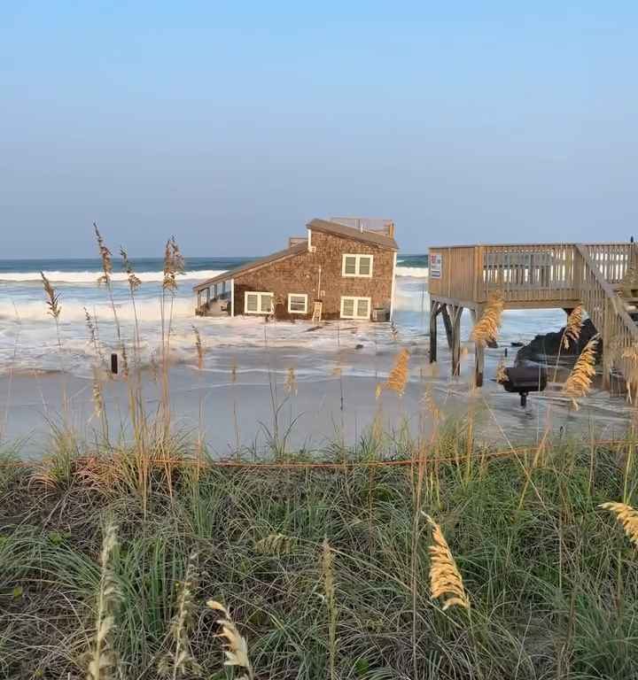 Uragano Ernesto sradica una casa che prende il largo nel mare video