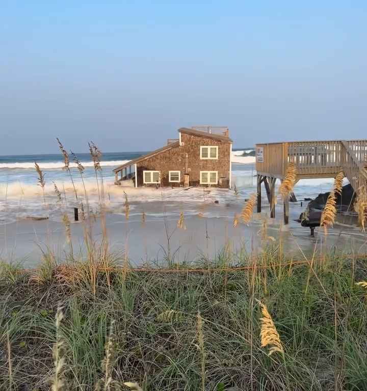 Uragano Ernesto sradica una casa che prende il largo nel mare video