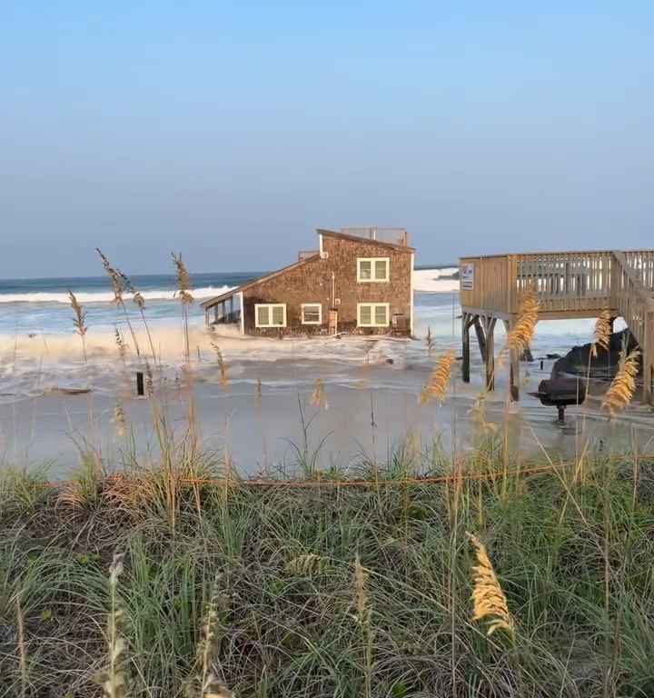 Uragano Ernesto sradica una casa che prende il largo nel mare video