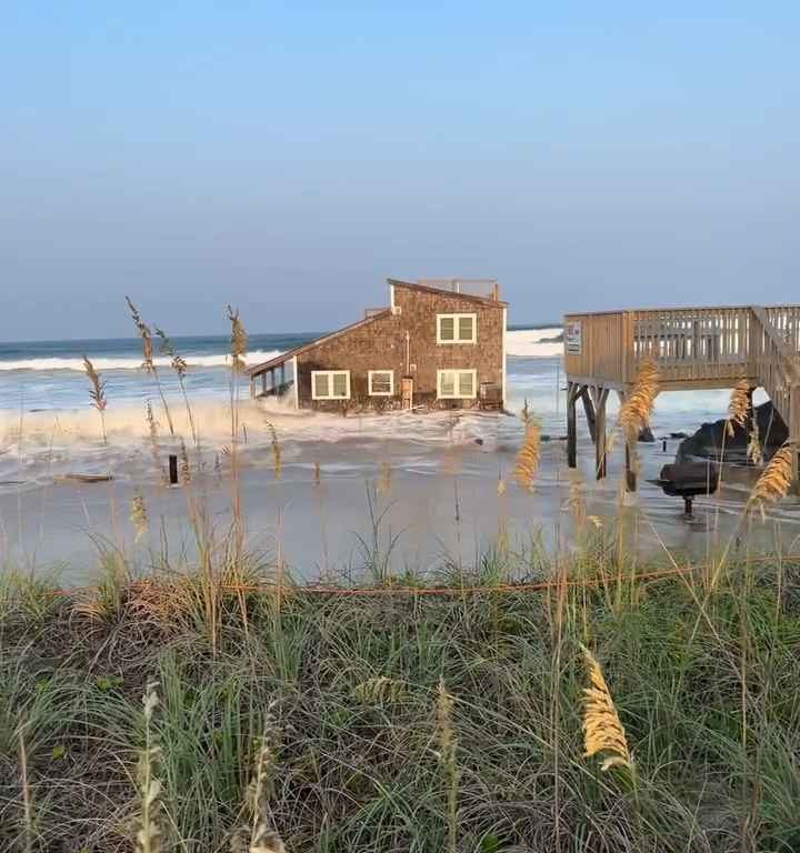 Uragano Ernesto sradica una casa che prende il largo nel mare video