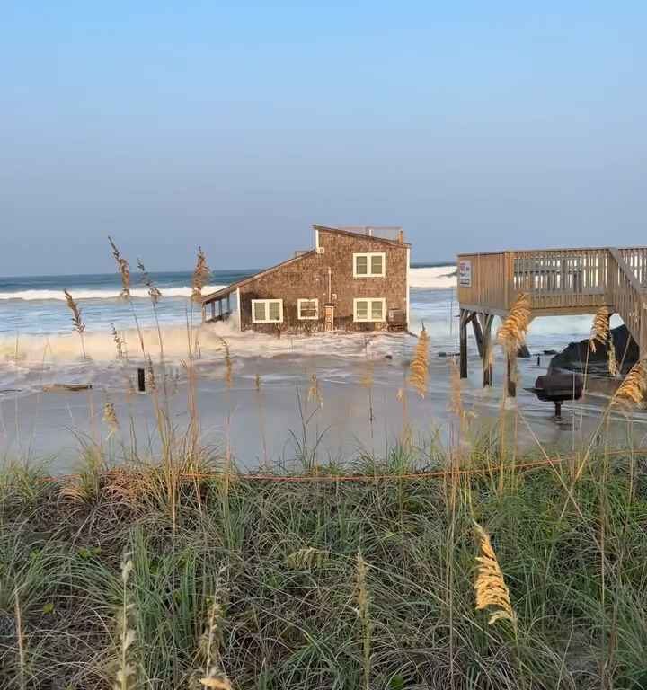 Uragano Ernesto sradica una casa che prende il largo nel mare video