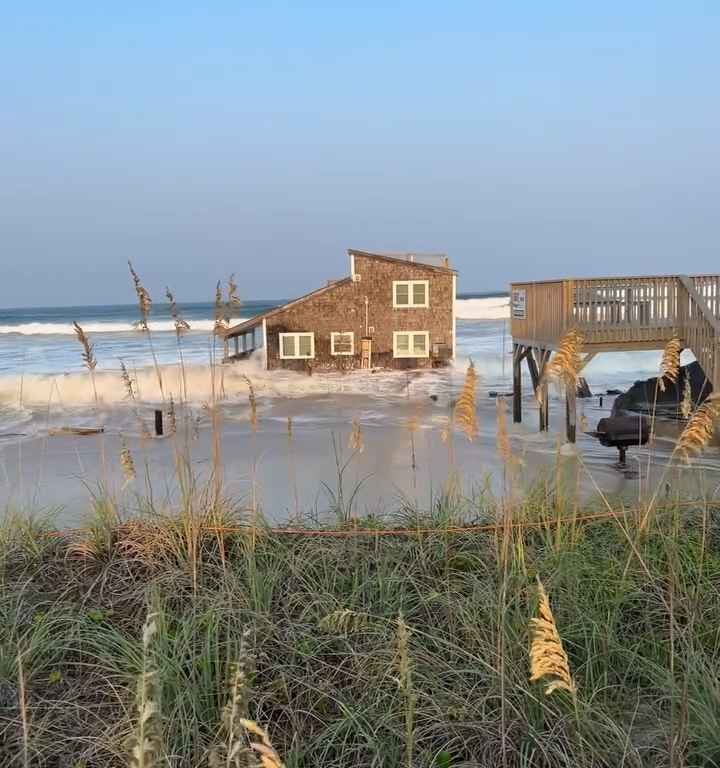 Uragano Ernesto sradica una casa che prende il largo nel mare video