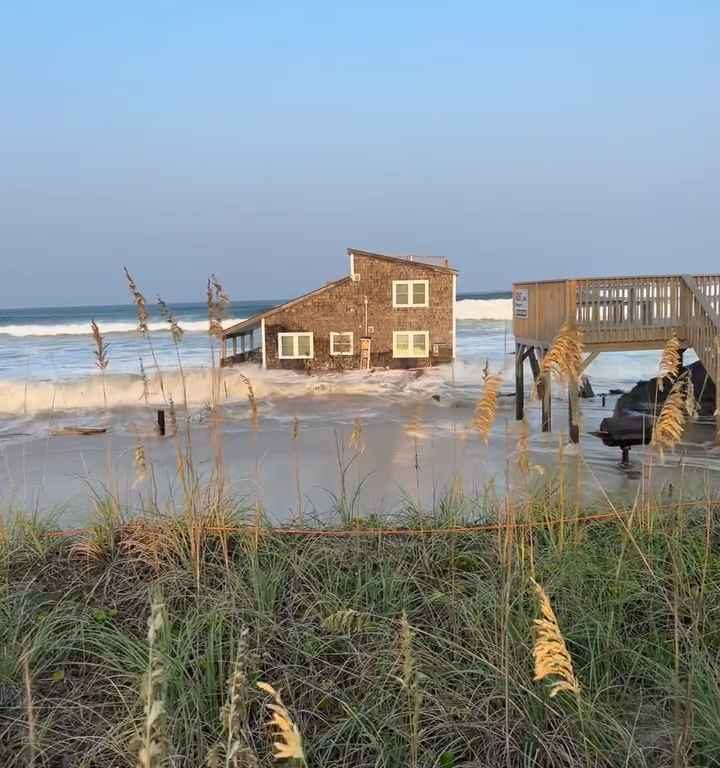 Uragano Ernesto sradica una casa che prende il largo nel mare video