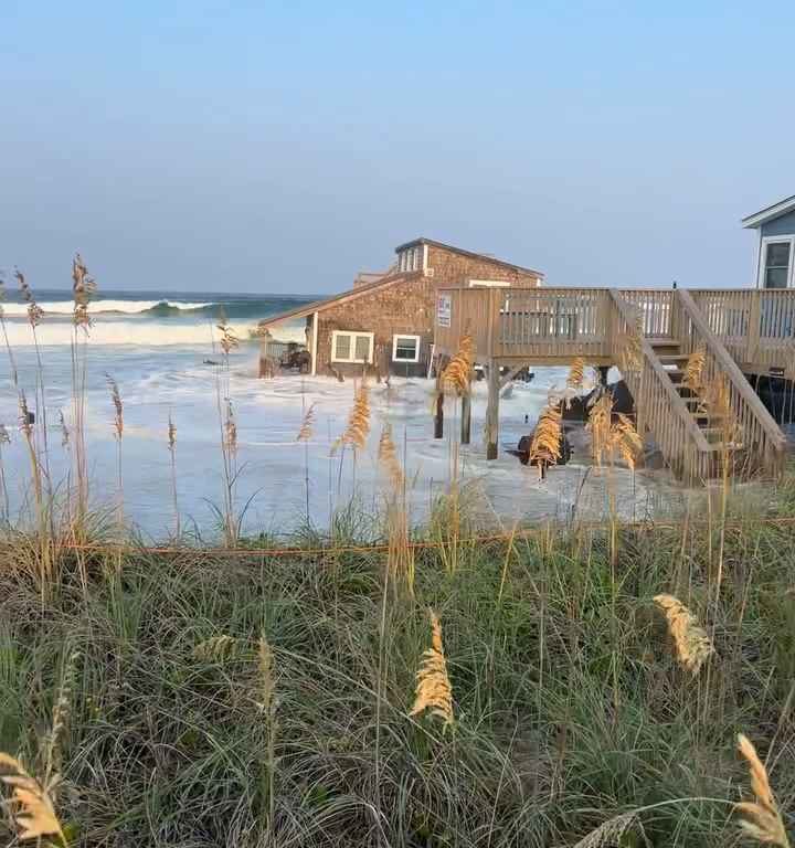 Uragano Ernesto sradica una casa che prende il largo nel mare video