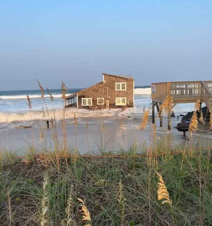 Uragano Ernesto sradica una casa che prende il largo nel mare video