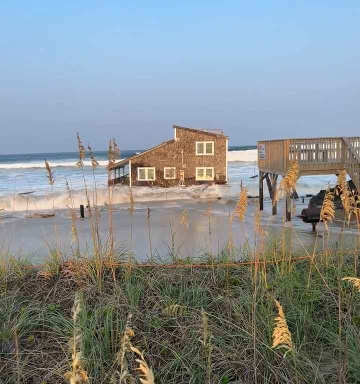 Uragano Ernesto sradica una casa che prende il largo nel mare video