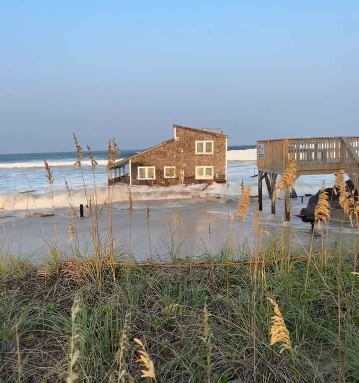 Uragano Ernesto sradica una casa che prende il largo nel mare video