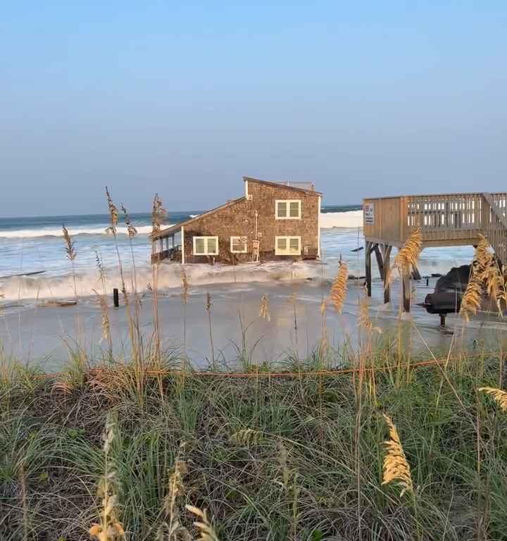 Uragano Ernesto sradica una casa che prende il largo nel mare video