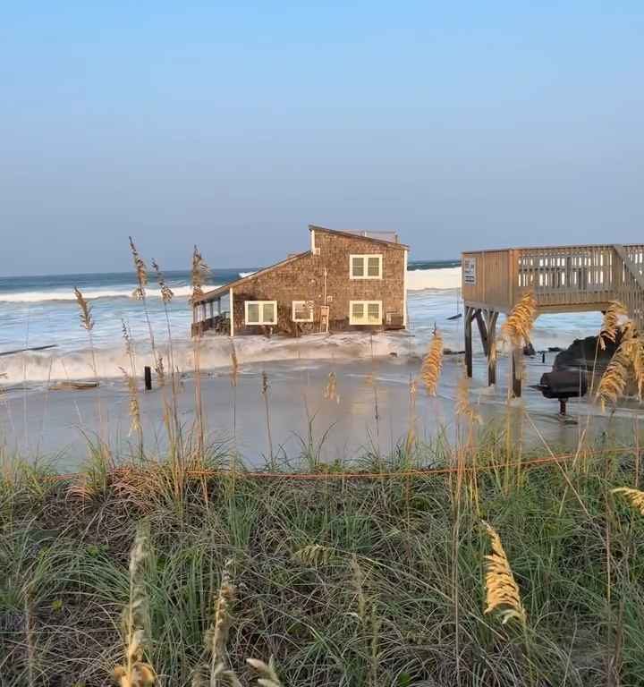 Uragano Ernesto sradica una casa che prende il largo nel mare video