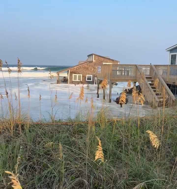 Uragano Ernesto sradica una casa che prende il largo nel mare video