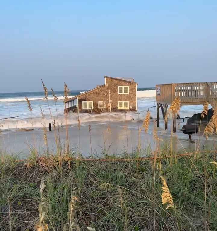 Uragano Ernesto sradica una casa che prende il largo nel mare video