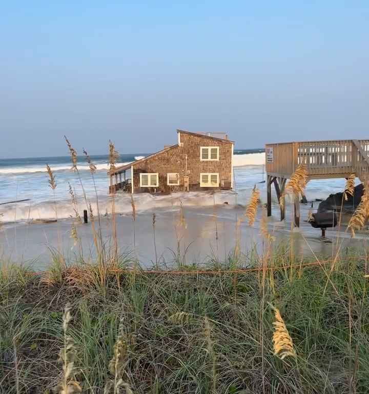 Uragano Ernesto sradica una casa che prende il largo nel mare video