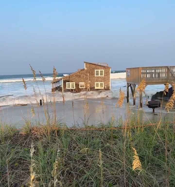 Uragano Ernesto sradica una casa che prende il largo nel mare video