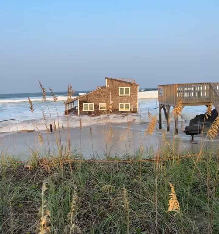 Uragano Ernesto sradica una casa che prende il largo nel mare video