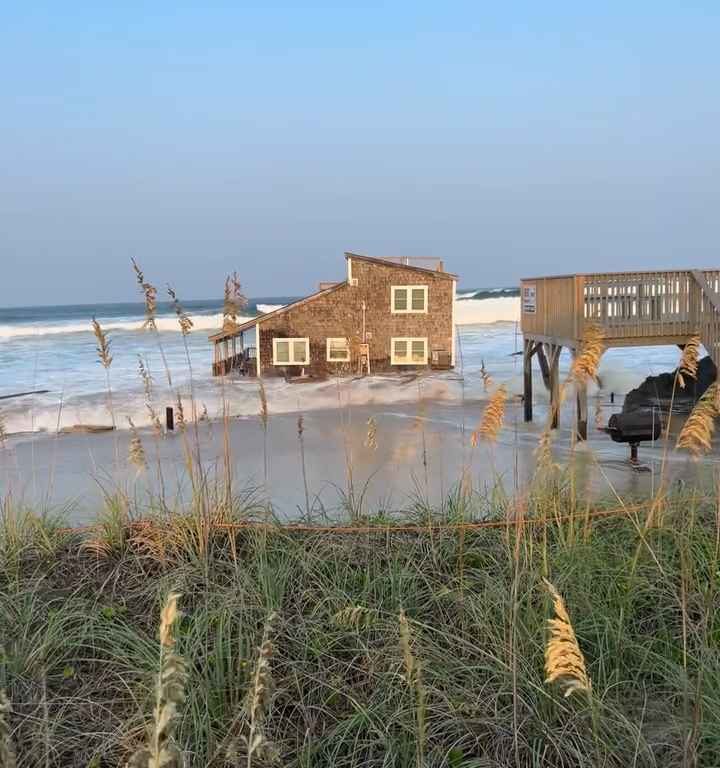 Uragano Ernesto sradica una casa che prende il largo nel mare video