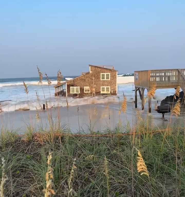 Uragano Ernesto sradica una casa che prende il largo nel mare video