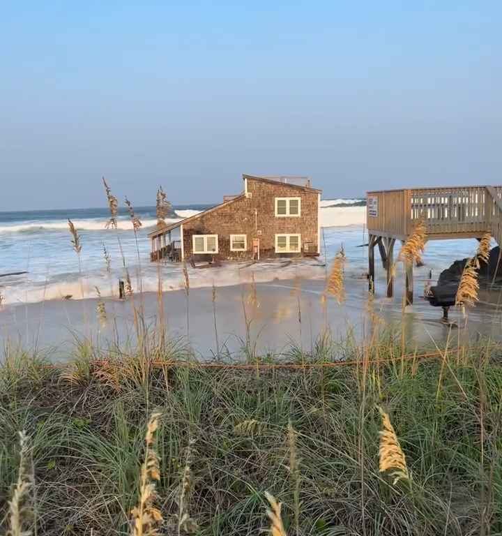 Uragano Ernesto sradica una casa che prende il largo nel mare video