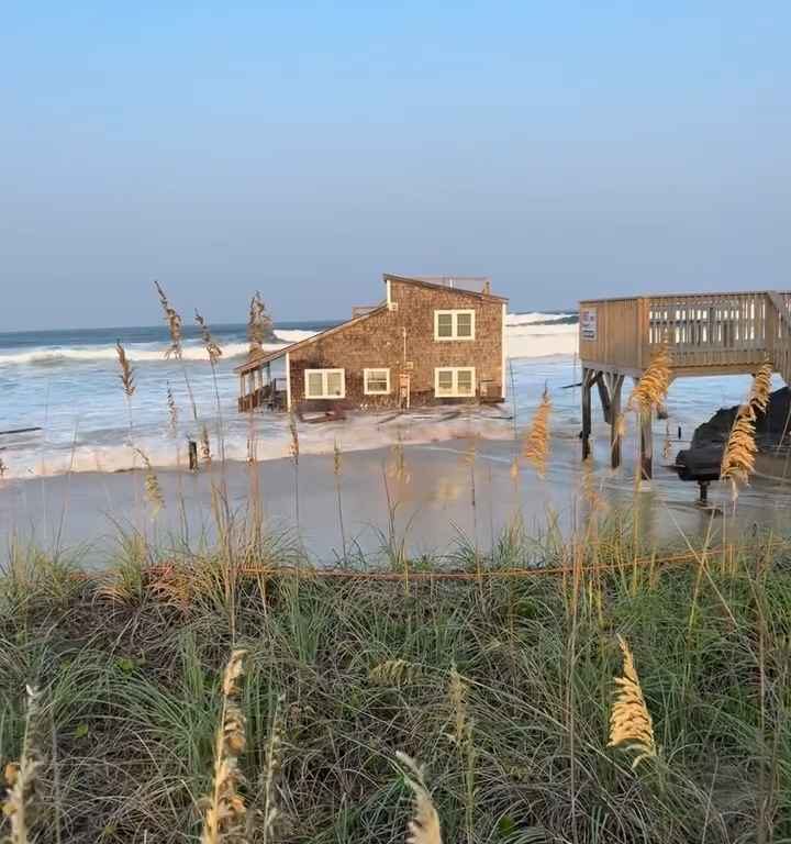 Uragano Ernesto sradica una casa che prende il largo nel mare video