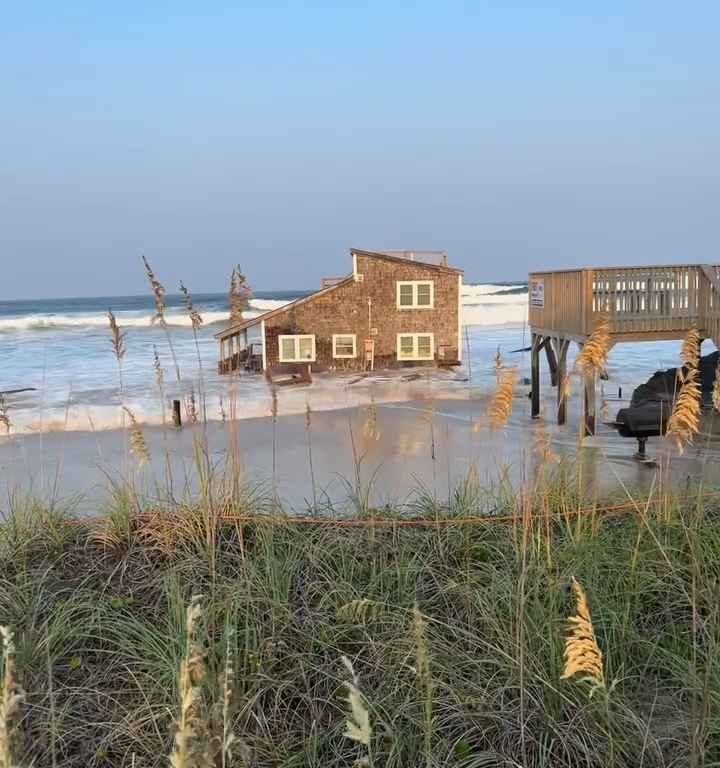 Uragano Ernesto sradica una casa che prende il largo nel mare video