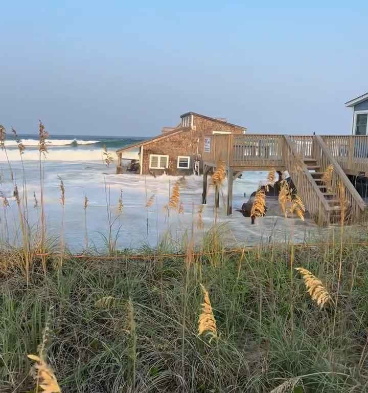 Uragano Ernesto sradica una casa che prende il largo nel mare video