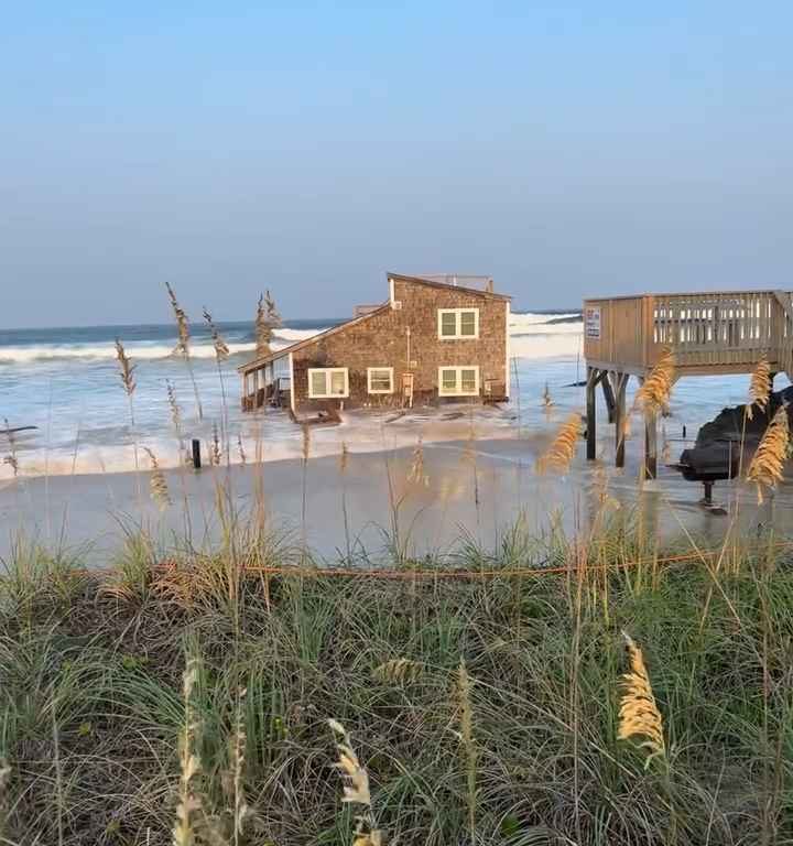 Uragano Ernesto sradica una casa che prende il largo nel mare video