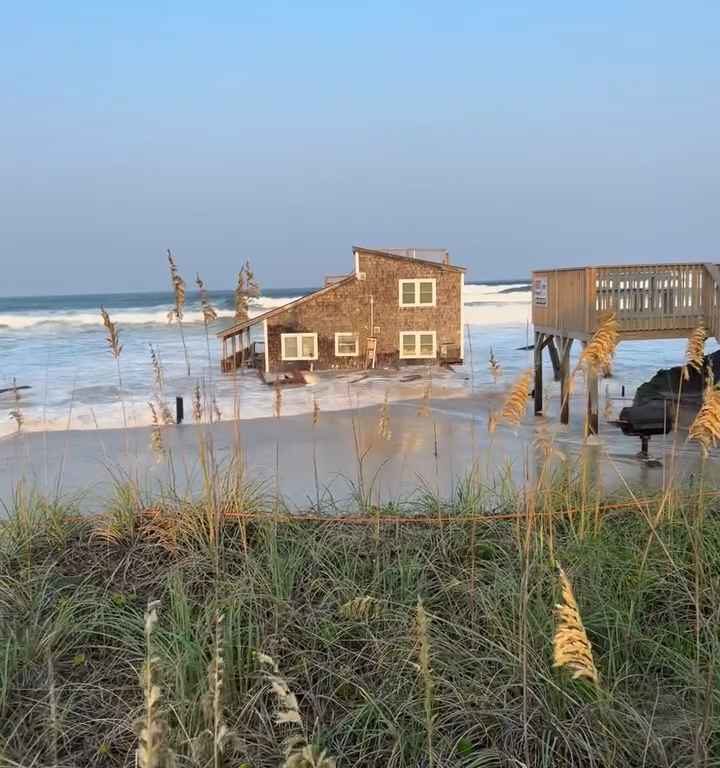 Uragano Ernesto sradica una casa che prende il largo nel mare video