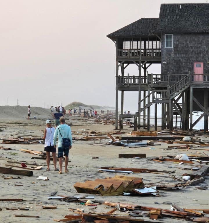 Uragano Ernesto sradica una casa che prende il largo nel mare video