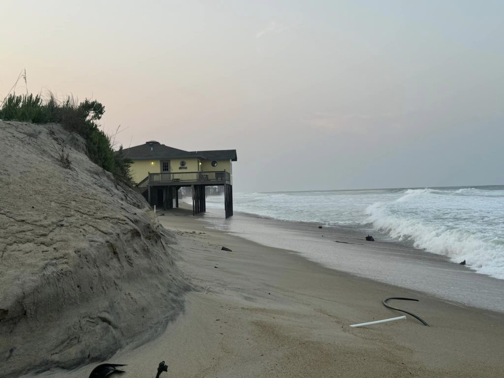 Uragano Ernesto sradica una casa che prende il largo nel mare video