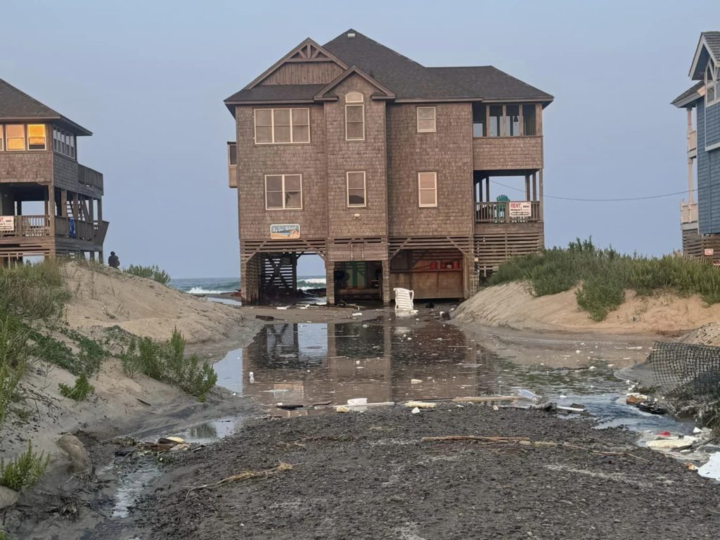 Uragano Ernesto sradica una casa che prende il largo nel mare video