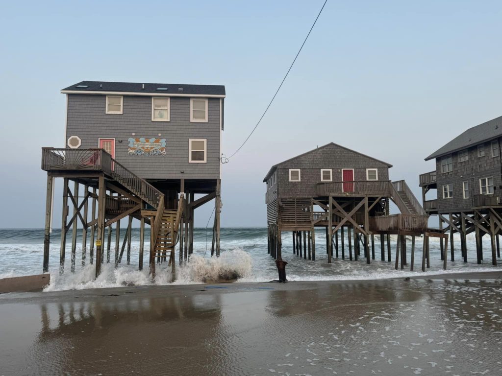 Uragano Ernesto sradica una casa che prende il largo nel mare video