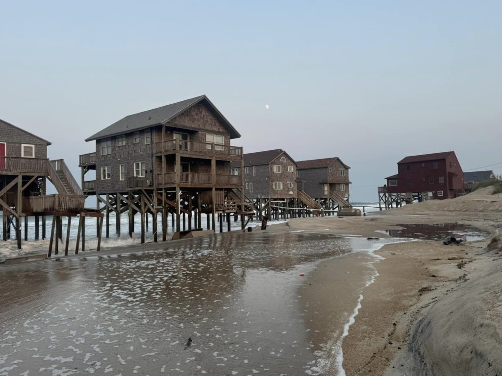 Uragano Ernesto sradica una casa che prende il largo nel mare video