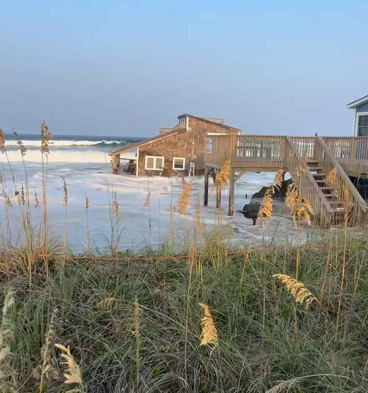 Uragano Ernesto sradica una casa che prende il largo nel mare video