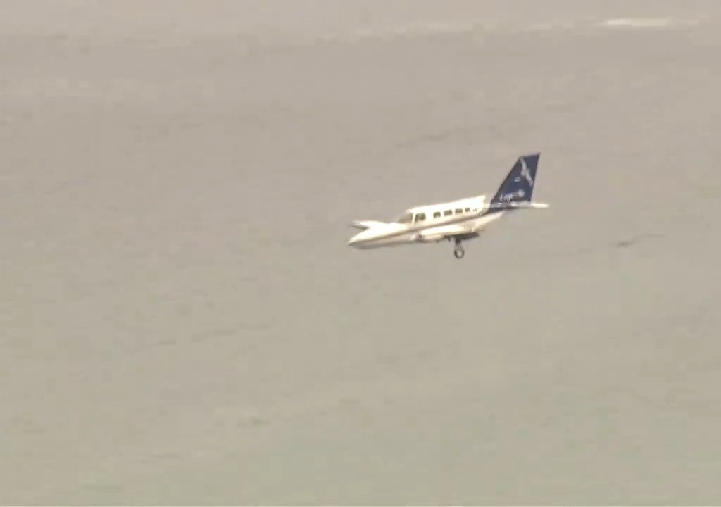 Avión aterriza sobre una sola rueda: video muestra la maniobra del héroe piloto