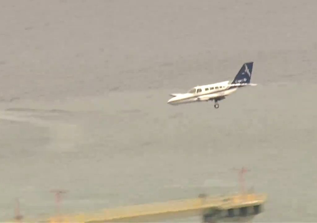 L'avion atterrit sur une seule roue : une vidéo montre la manœuvre du pilote héros