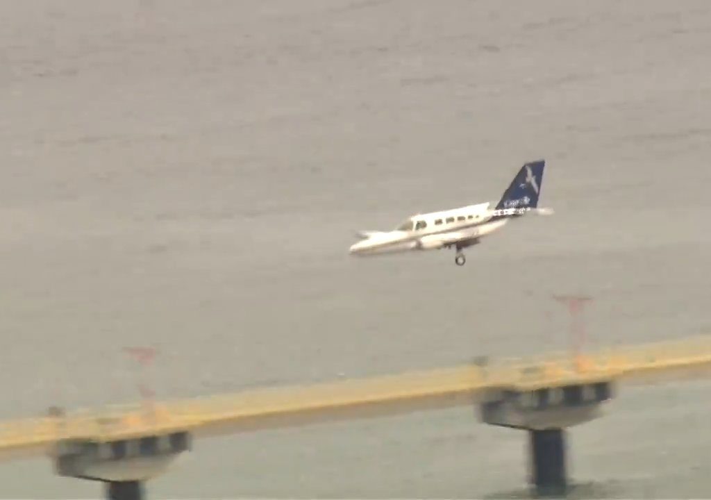 Avión aterriza sobre una sola rueda: video muestra la maniobra del héroe piloto