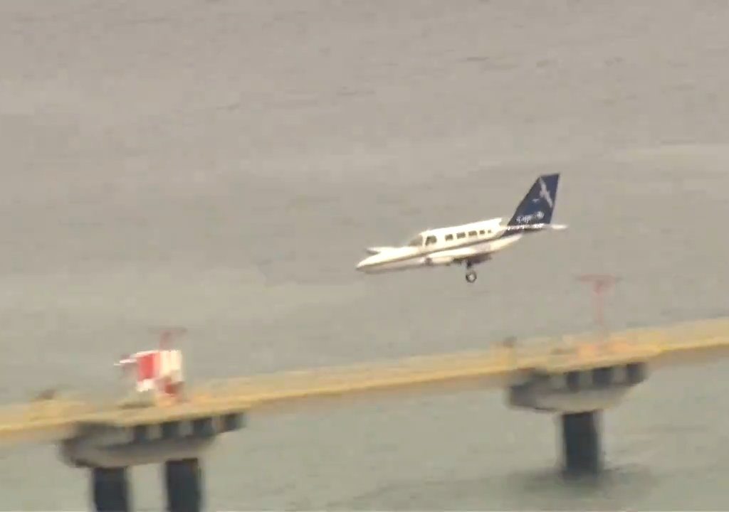 Avión aterriza sobre una sola rueda: video muestra la maniobra del héroe piloto