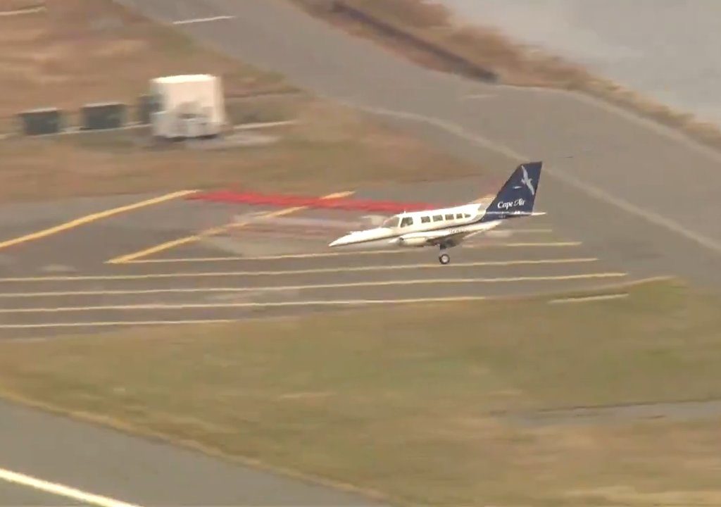 Avión aterriza sobre una sola rueda: video muestra la maniobra del héroe piloto