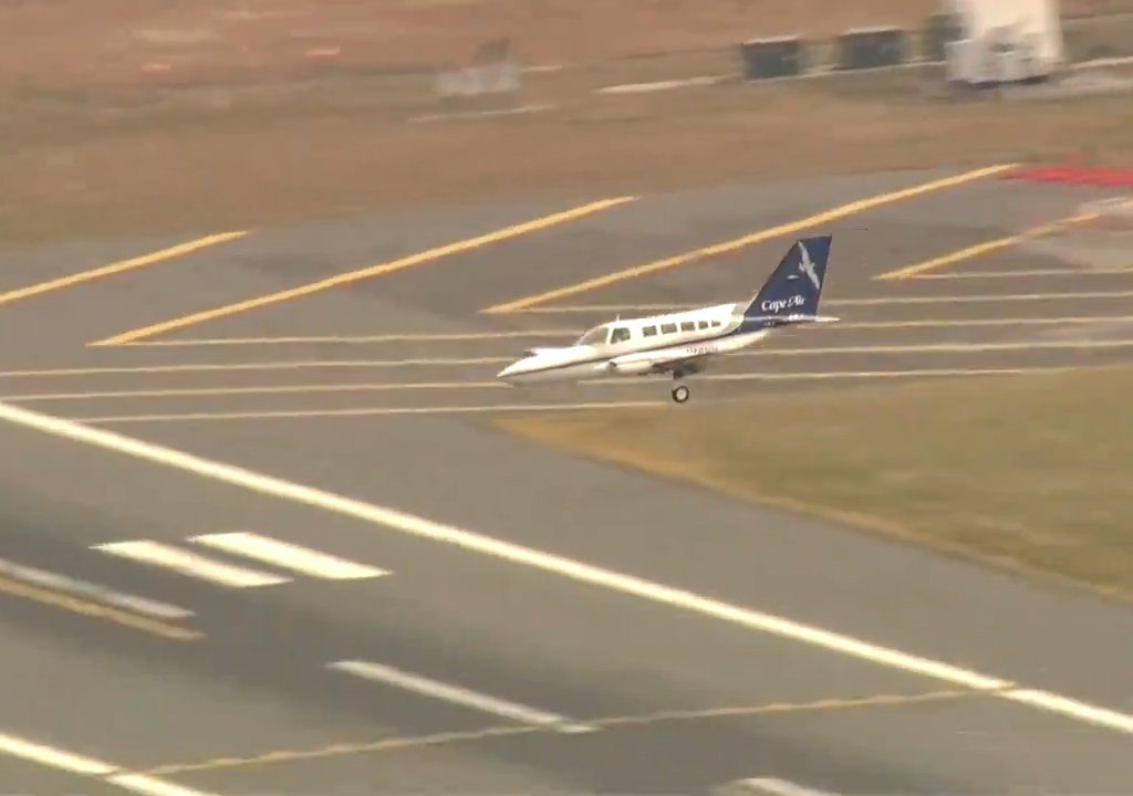 Avión aterriza sobre una sola rueda: video muestra la maniobra del héroe piloto