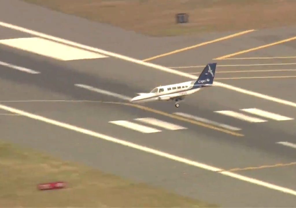 L'avion atterrit sur une seule roue : une vidéo montre la manœuvre du pilote héros