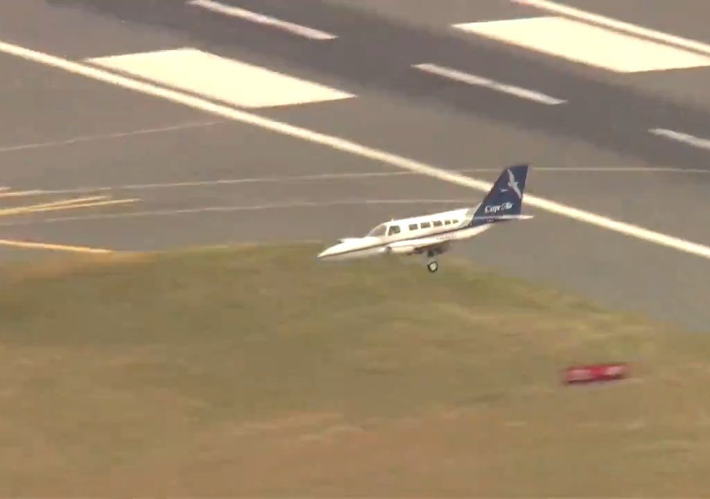 L'avion atterrit sur une seule roue : une vidéo montre la manœuvre du pilote héros