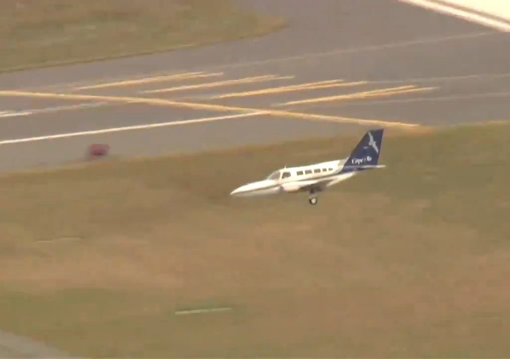 L'avion atterrit sur une seule roue : une vidéo montre la manœuvre du pilote héros