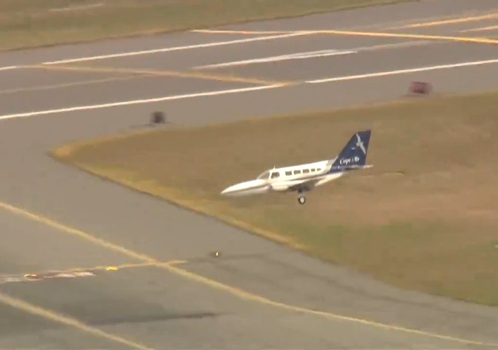 L'avion atterrit sur une seule roue : une vidéo montre la manœuvre du pilote héros